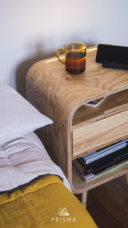 Velador Lamarr PRISMA en madera de pino natural con luz integrada y diseño curvo