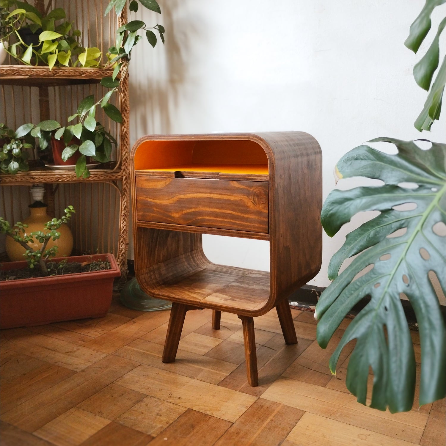 Velador Lamarr PRISMA en ambiente de dormitorio, acabado natural