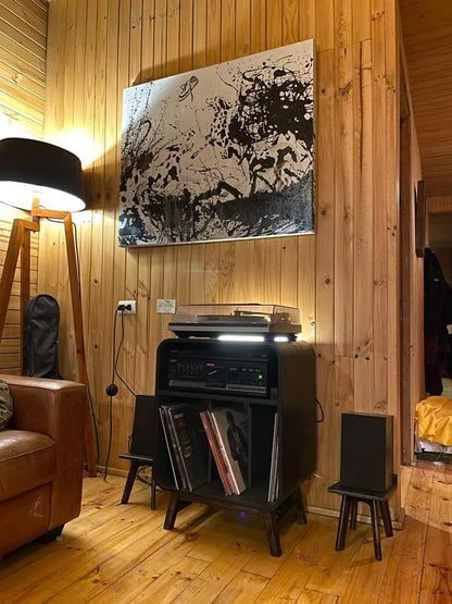 Mueble Aretha PRISMA con luz LED cálida trasera encendida en ambiente musical