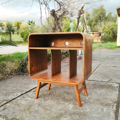 Detalle interior mueble Aretha PRISMA con soportes para parlantes y vinilos